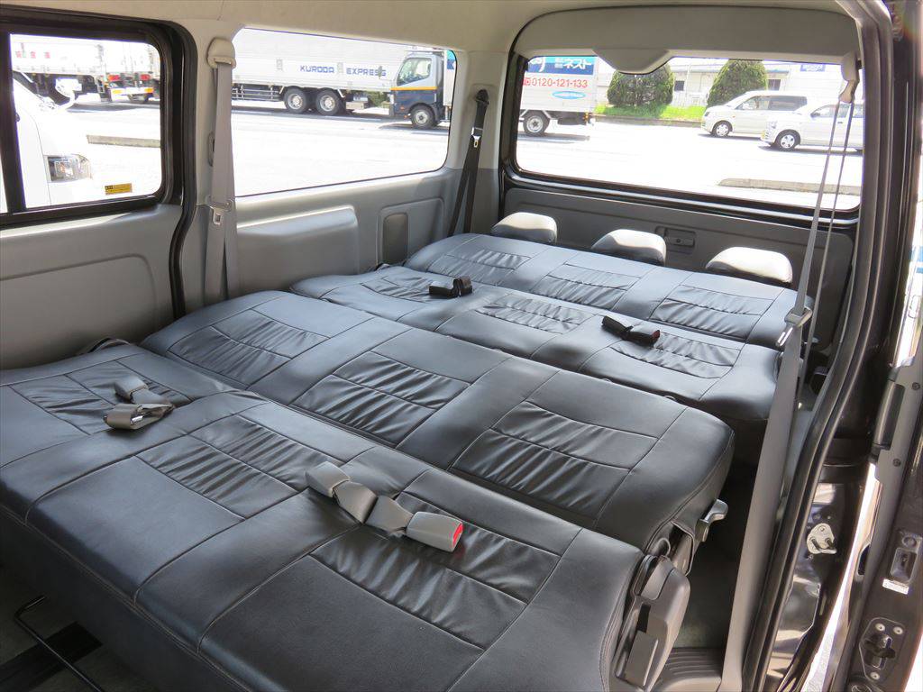 フルフラットな室内はハイエースならでは♪車中泊も快適にお楽しみ頂けます☆