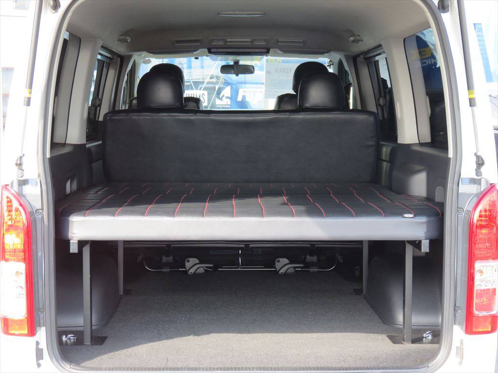 ベッド下にも沢山荷物が積めちゃいます♪横150ｃｍ×奥行195ｃｍの広々ベッド♪ダブルベッド位の広さがあります☆
