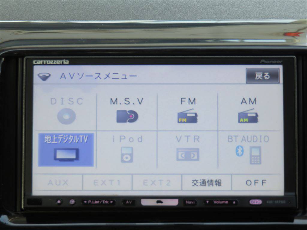 カロッツェリア製の地デジ対応ナビゲーション付き♪ＣＤ・ＤＶＤ再生はもちろんミュージックキャッチャー機能付きですので音楽好きな方にもオススメです☆