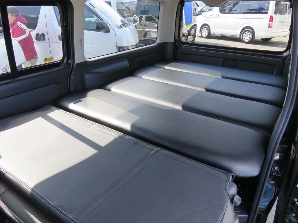 広々としたフラットベッドスペースはハイエースならでは♪ぜひ車中泊にもチャレンジして下さい★