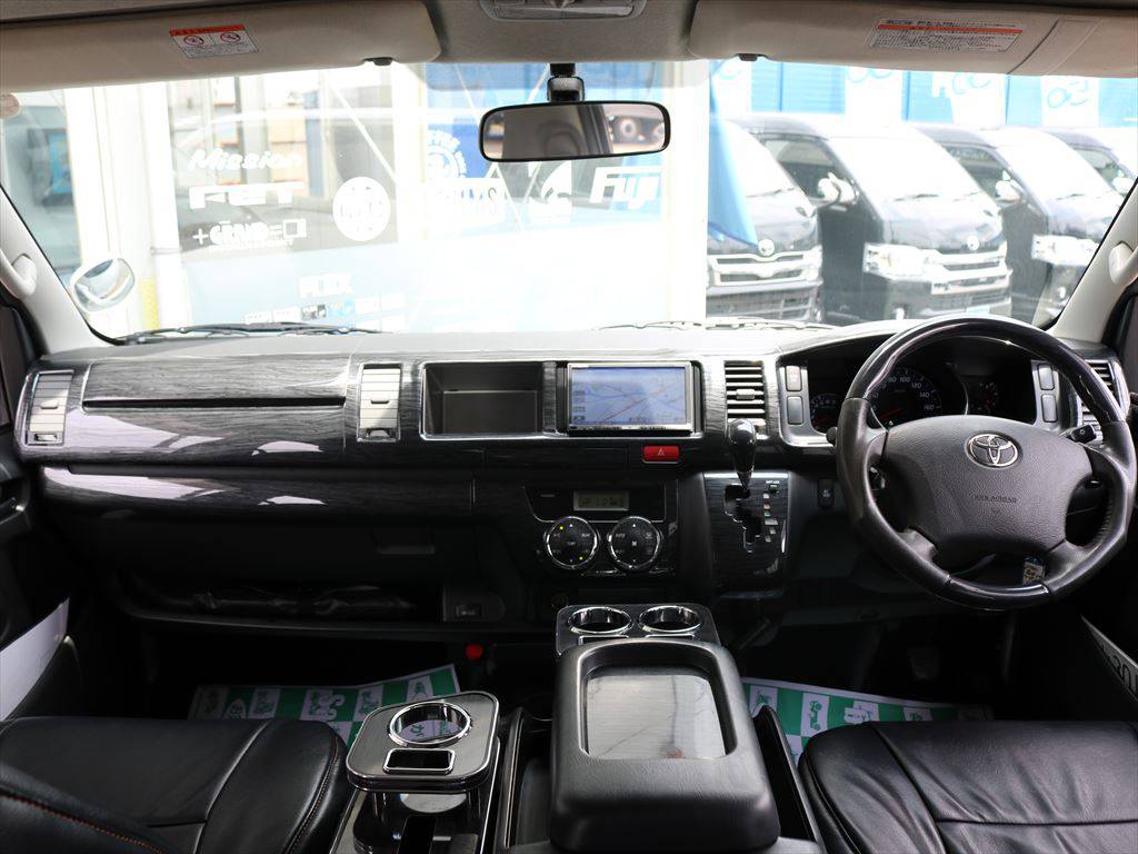 清潔感を保たれた車内は前オーナー様が大切にお乗りになられていた事が伺えます♪インジェクション成型でフィッティングの良い黒木目インテリアパネルセット＆コンビステアリング＆シフト装着済☆