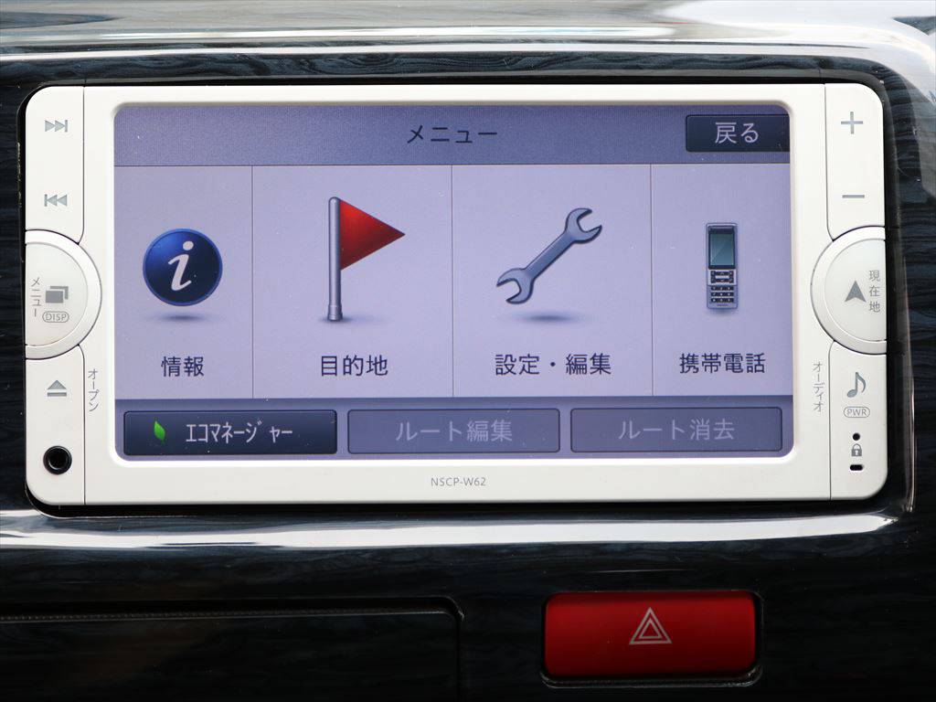 トヨタ純正のナビゲーション装着済み♪少し古いモデルですが、ＴＶ・ＣＤ・ＤＶＤ再生ＯＫと普段のご使用には困りません☆