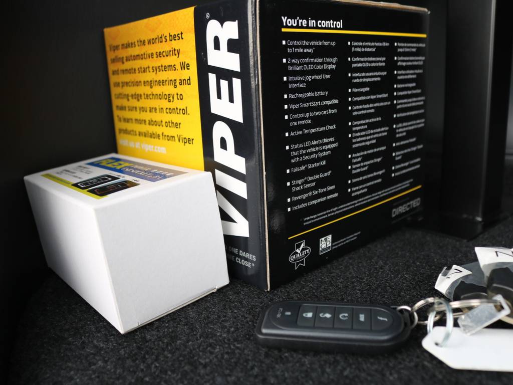 ＶＩＰＥＲセキュリティ５９０６Ｖ完備！液晶リモコン、アンサーバック機能、エンジンスターター、ダッシュボードイルミネーションプレートも付いてます！