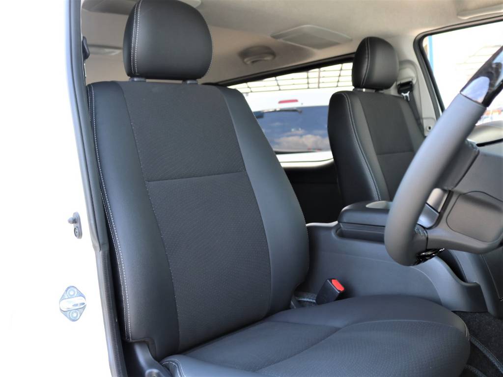 【運転席シート】ダークプライム専用の高級感あるハーフレザーシート♪センター部分のトリコット生地も肌ざわり良く、快適にお乗り頂けます☆