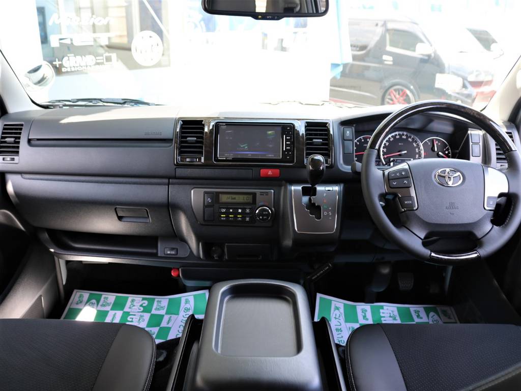 【インテリア】特別仕様車ダークプライム専用内装♪専用のマホガニー木目調本革巻きステアリング＆シフトノブ☆ナビ廻りインテリアパネル装備で高級感があります♪
