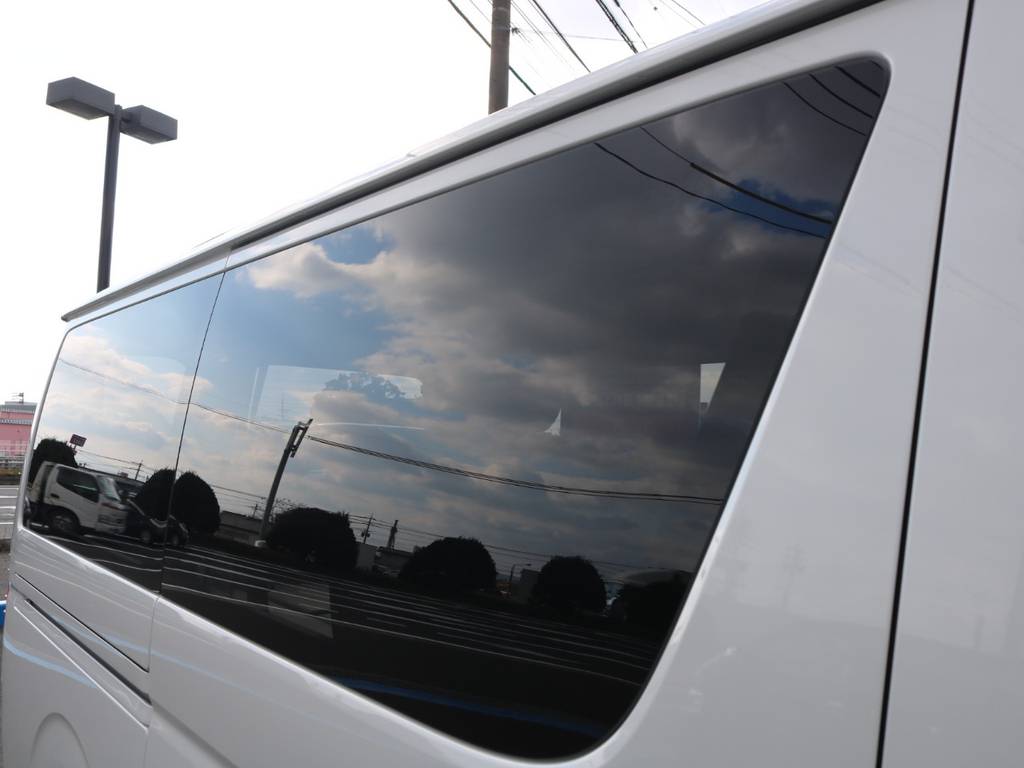 両側パワースライドドア装着車につきスライドドアガラスは固定式となります。