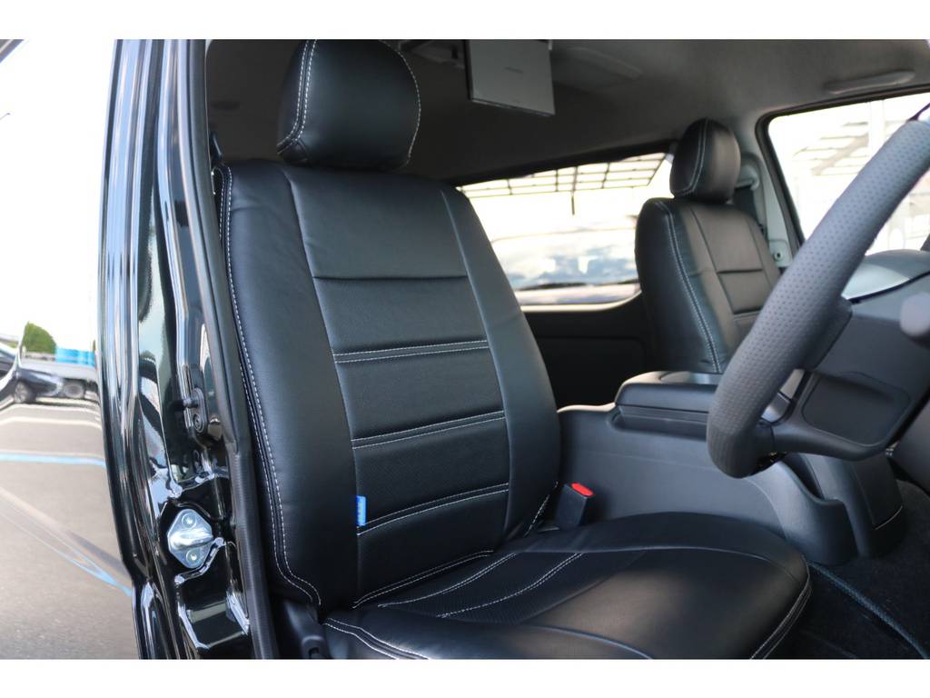 全席に黒革調のシートカバー装備済♪パンチング加工が施されておりますので、夏場も快適にお過ごし頂けます☆