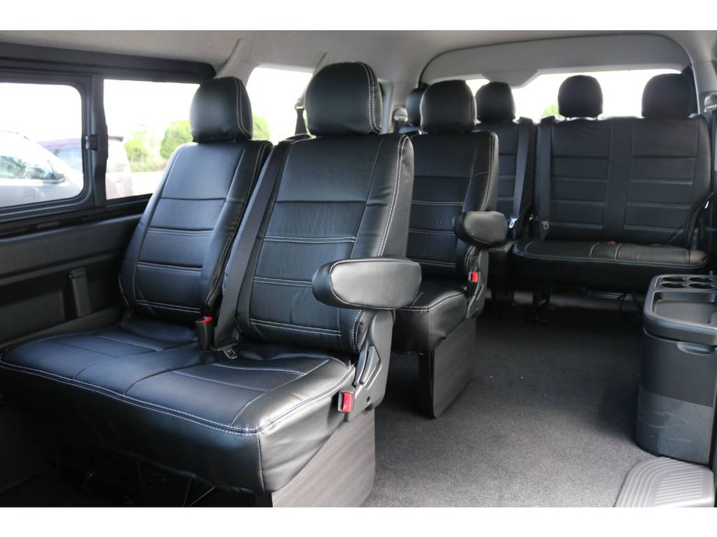リアシートは大人数が快適にお乗り頂けるノーマルレイアウト♪左側の通路に荷物もたくさん載りますよ☆