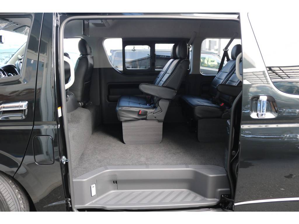 他車よりも広く設計されたスライドドア開口部♪ステップも付いており乗降性も良いですヨ☆