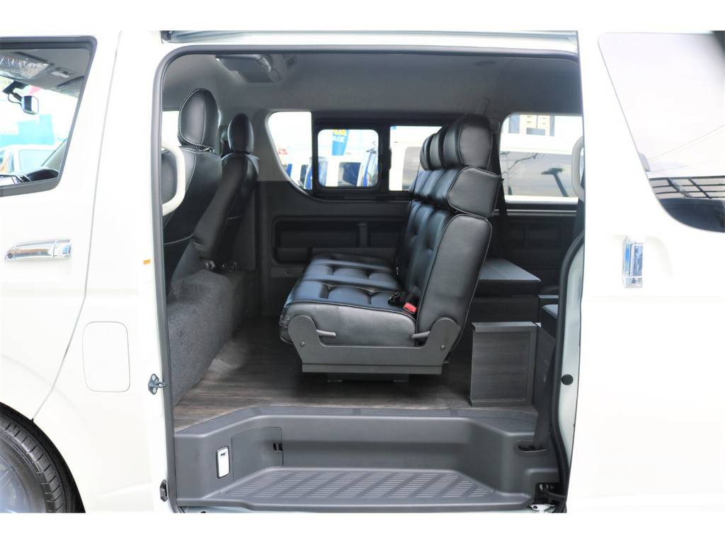 【スライドドア開口イメージ】他車種よりも広く設計された開口部♪セカンドシート後ろの木目パネルも取り外し可能で、乗降性にもこだわっております☆