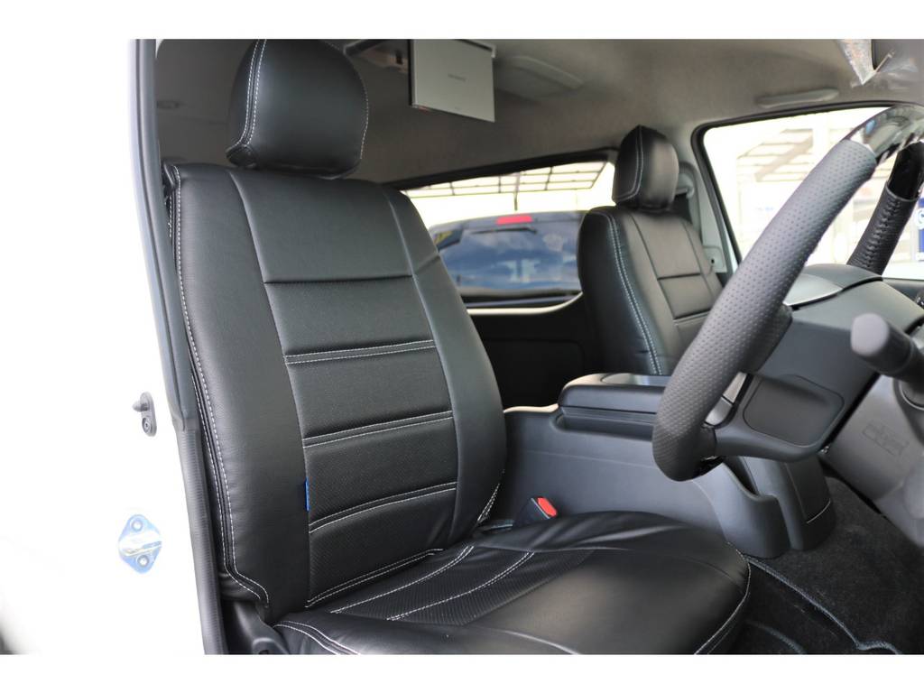 【運転席シート】全席装着のシートカバーは当社オリジナル製を採用♪立体裁断のシートカバーはフィッティング・耐久性ともに良く、オススメの製品です☆