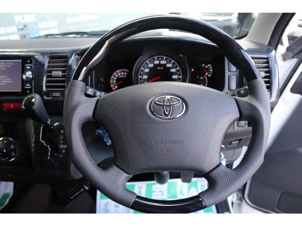 【運転席廻り】新品の黒木目調コンビステアリングをインストールしました♪手になじむガングリップタイプです☆