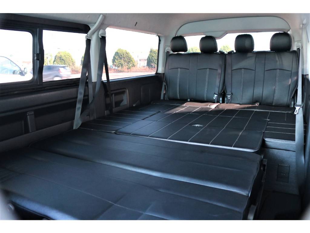 【フルフラットの状態】シートをレイアウト変更する事で広大な車内空間が♪ご家族での車中泊もゆったりお楽しみ頂けます☆