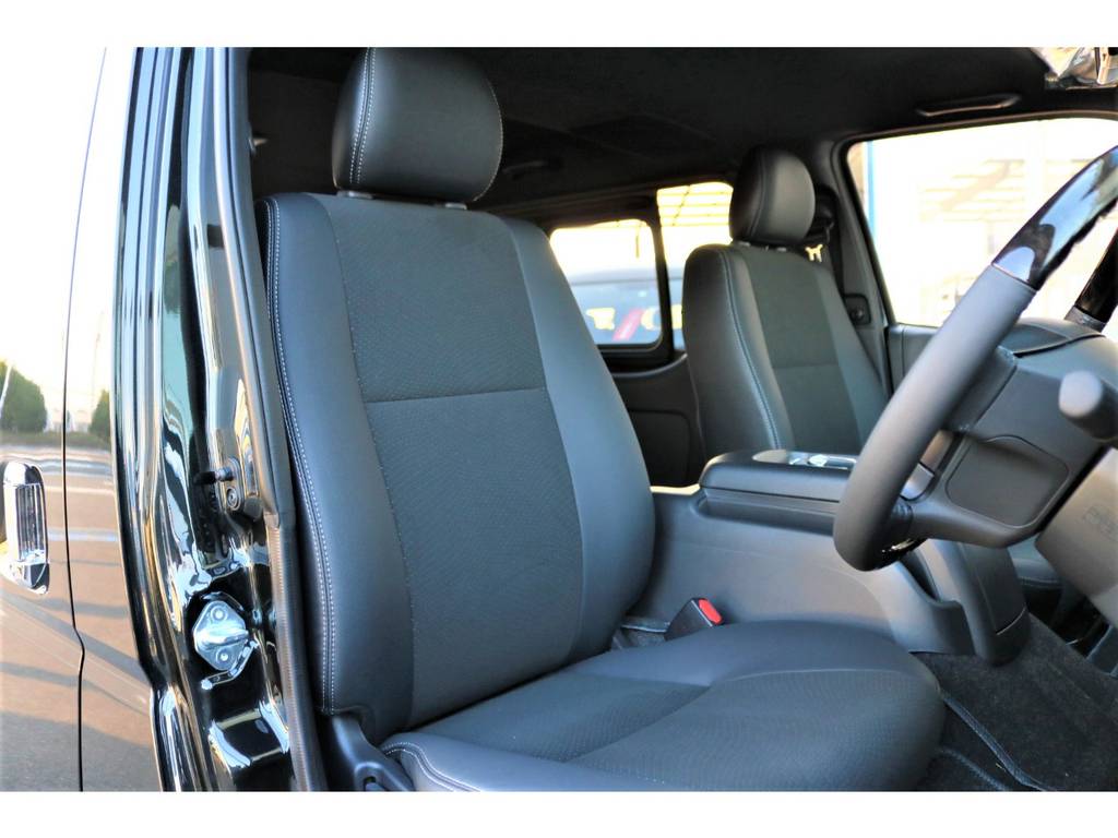 【運転席シート】専用装備のハーフレザーシート完備♪センター部分は肌ざわりの良いモケット製となっております☆