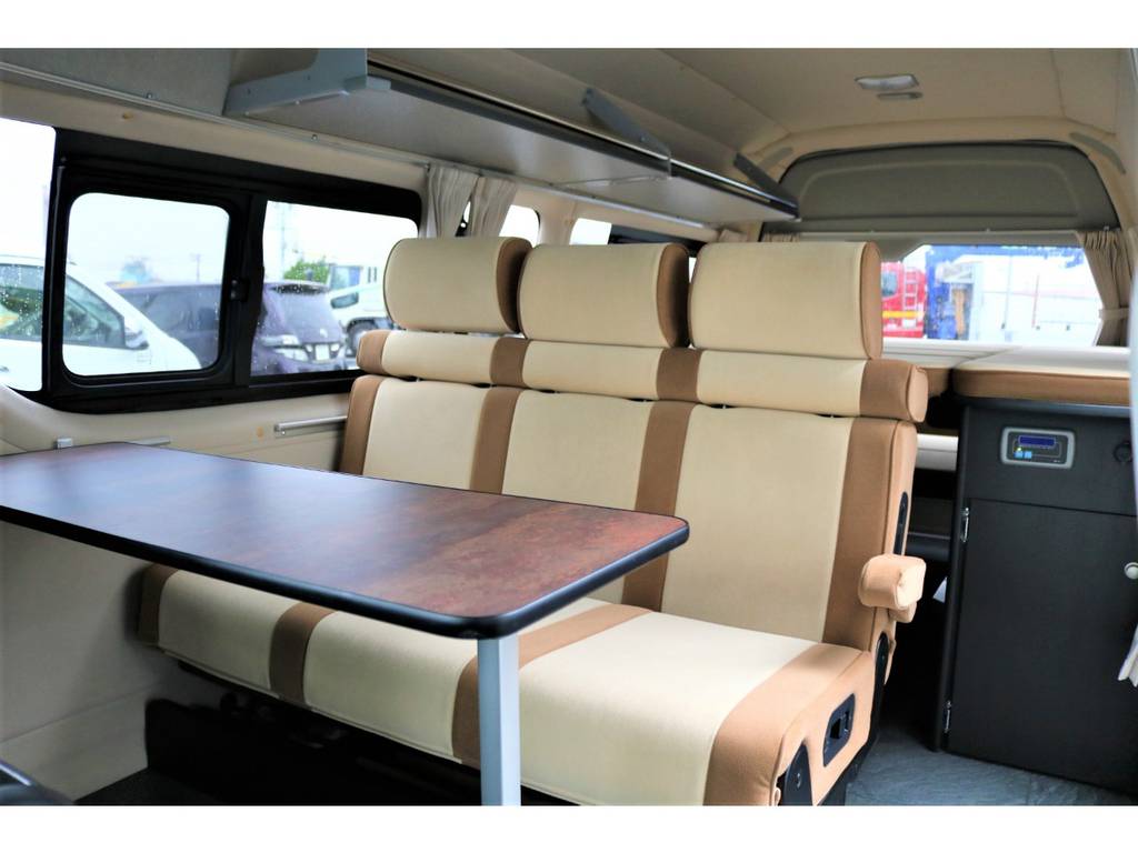 【後席全体イメージ】広い後席は移動中・車中泊中にかかわらず、ゆったりとお使い頂けます♪