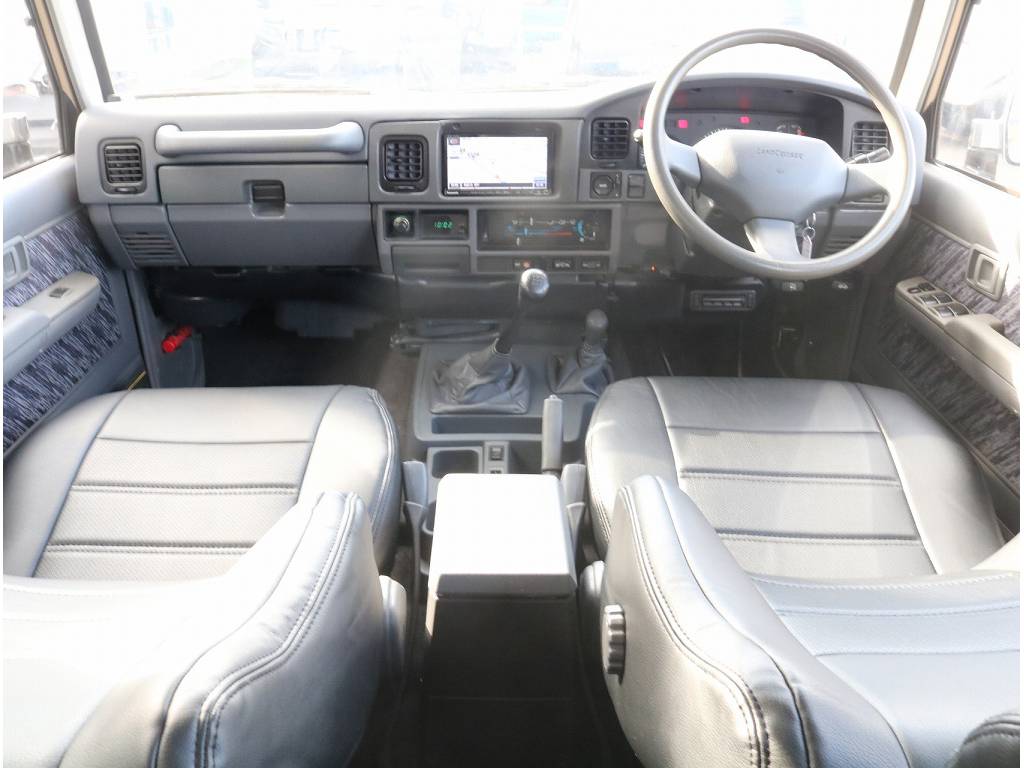 広々とした内装に新品ブラックシートカバーをインストール済です♪高い目線からの運転はランクルならではです！