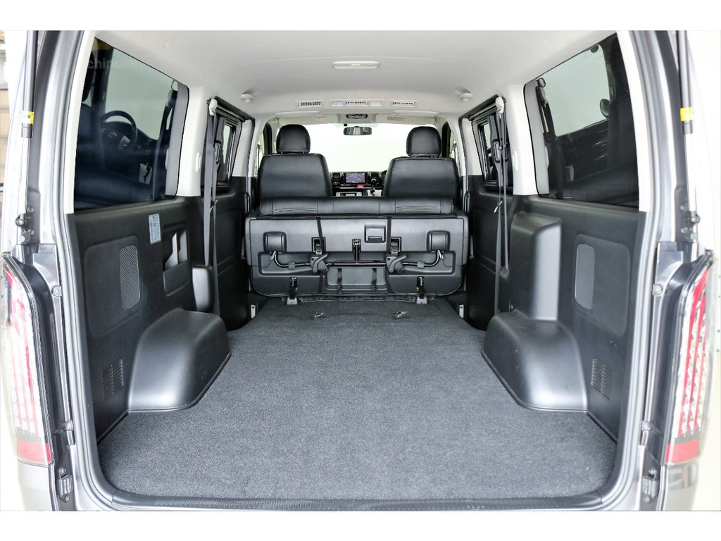 ２列目をたためばハイエースならではの広々とした荷室!!!!なんでも積めそうです!!!!ベットキットを付けることも可能です!!