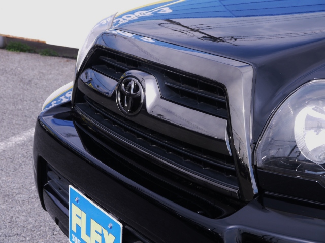 フロントグリルはブラッククローム調塗装で一新