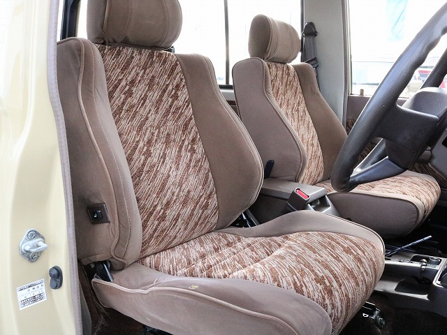 運転席は目立つヘタリも無くキレイです！