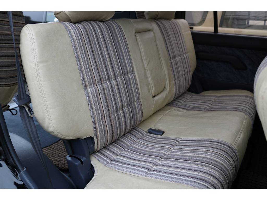 セカンドシートも広々座れます。もちろんチャイルドシートの取り付けも可能です！