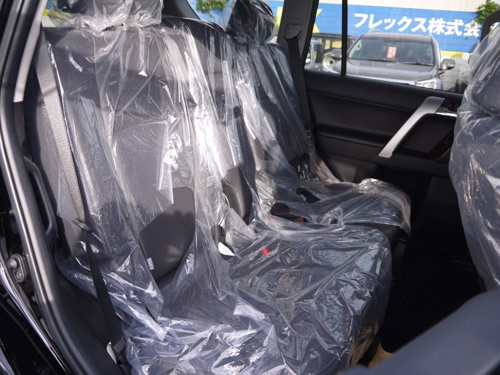 後部座席は広くて大人もくつろげるスペースがあります！