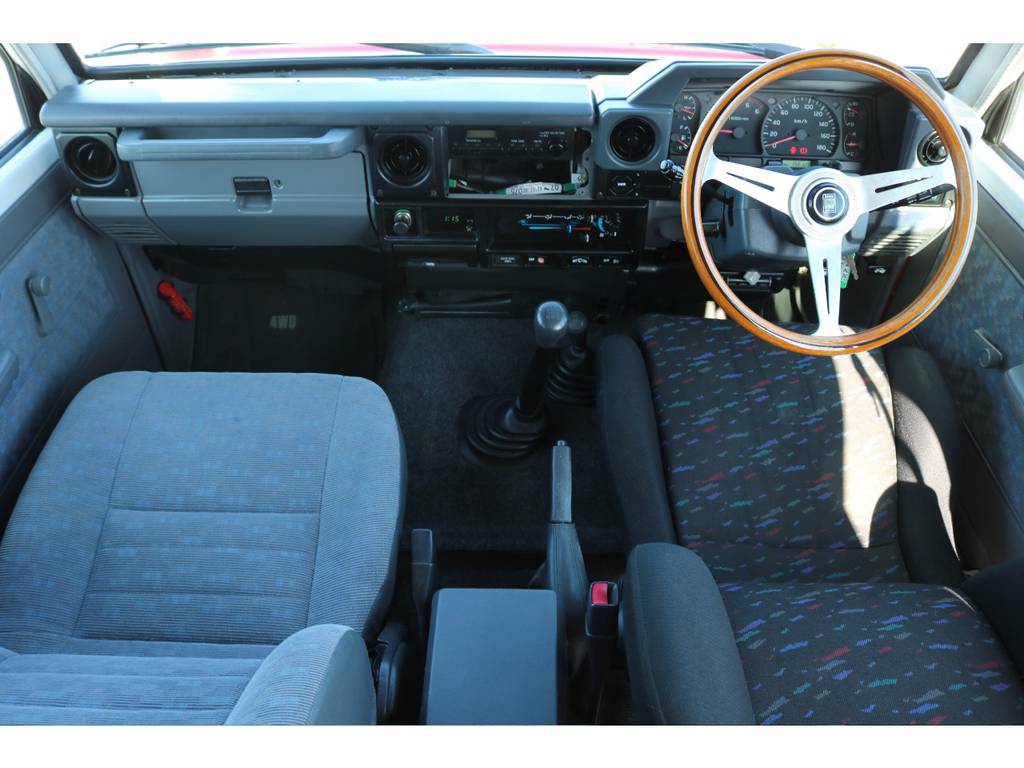 ナルディーハンドルやレカロシートは車好きが伝わってくる１台です☆
