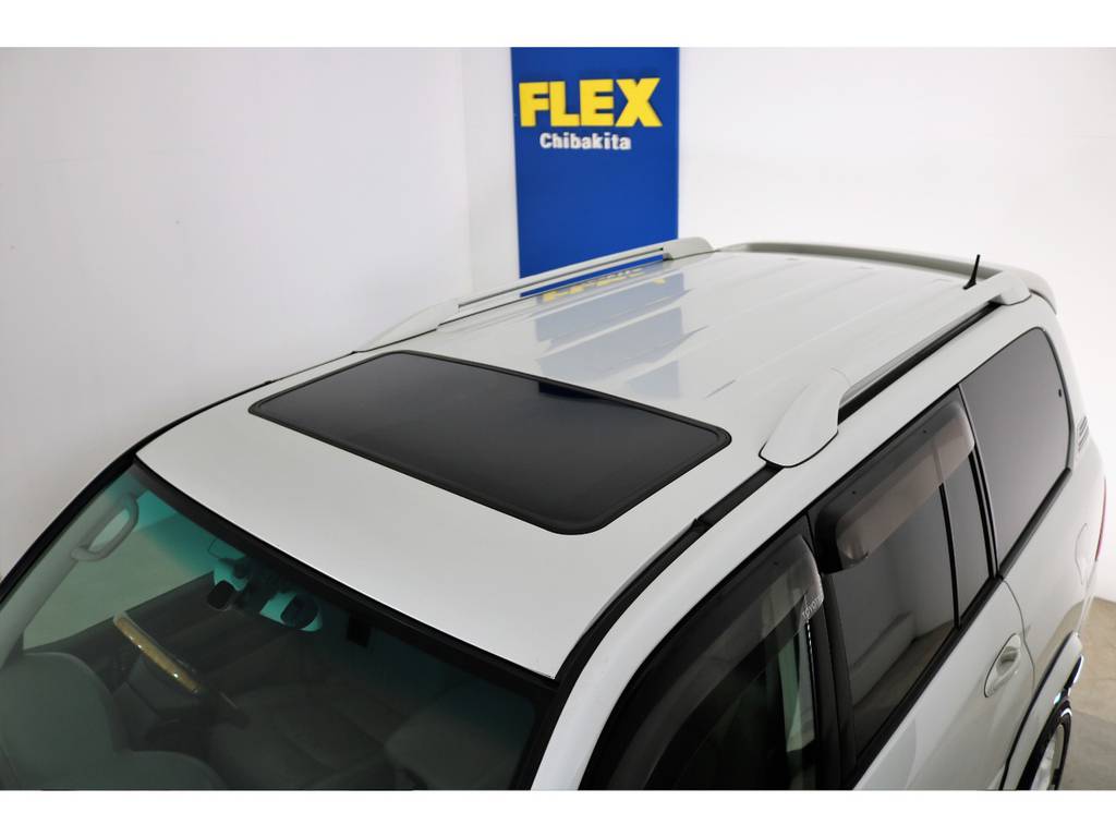 ルーフに大きな凹みなども見受けられずグッドコンディション！