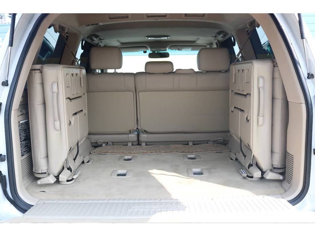 広々したラゲッジルーム！大容量でキャンプ用品なども沢山収容できます！