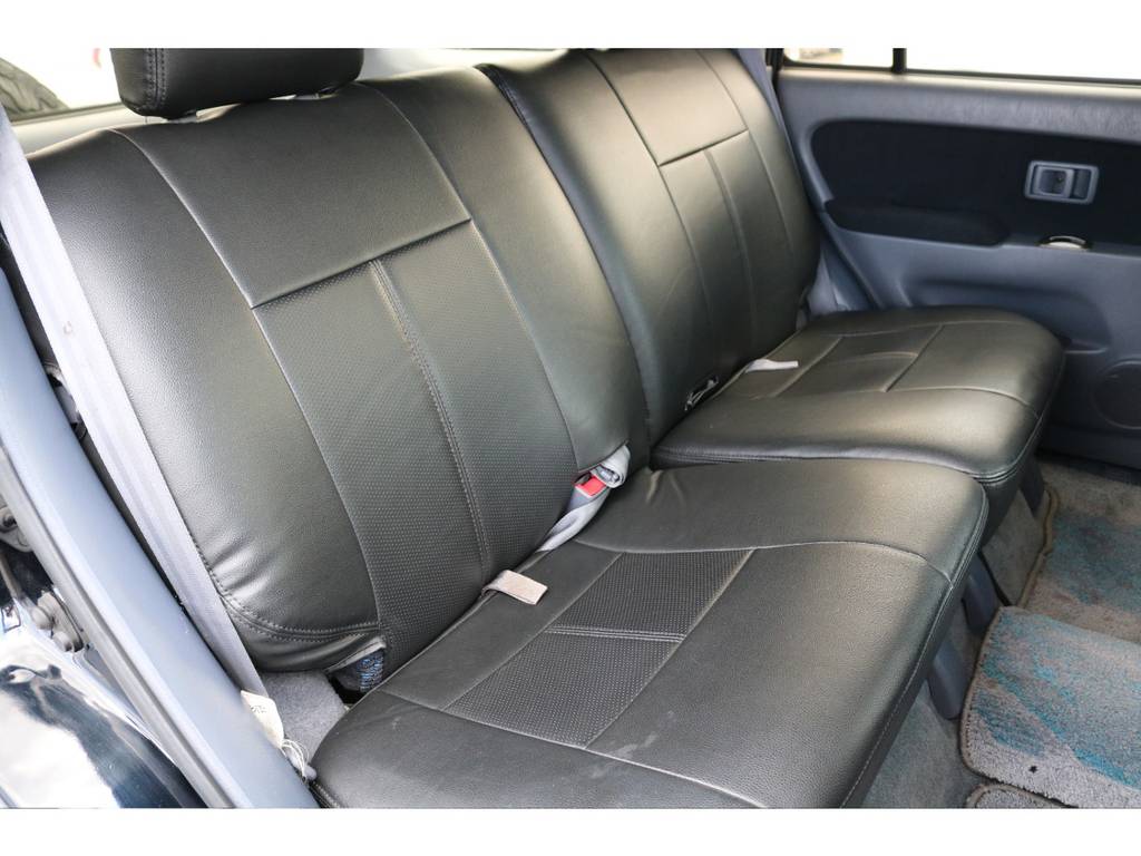 シート座面を立てて背もたれを倒すとフラットになります☆