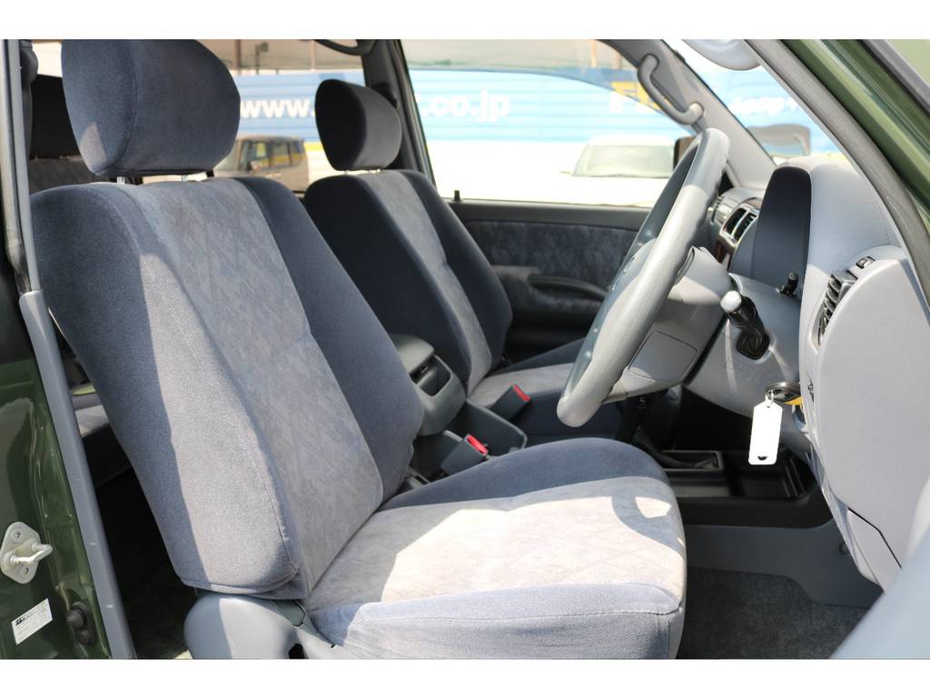 運転席シートも切れや大きな傷も無くＧＯＯＤコンディションです！