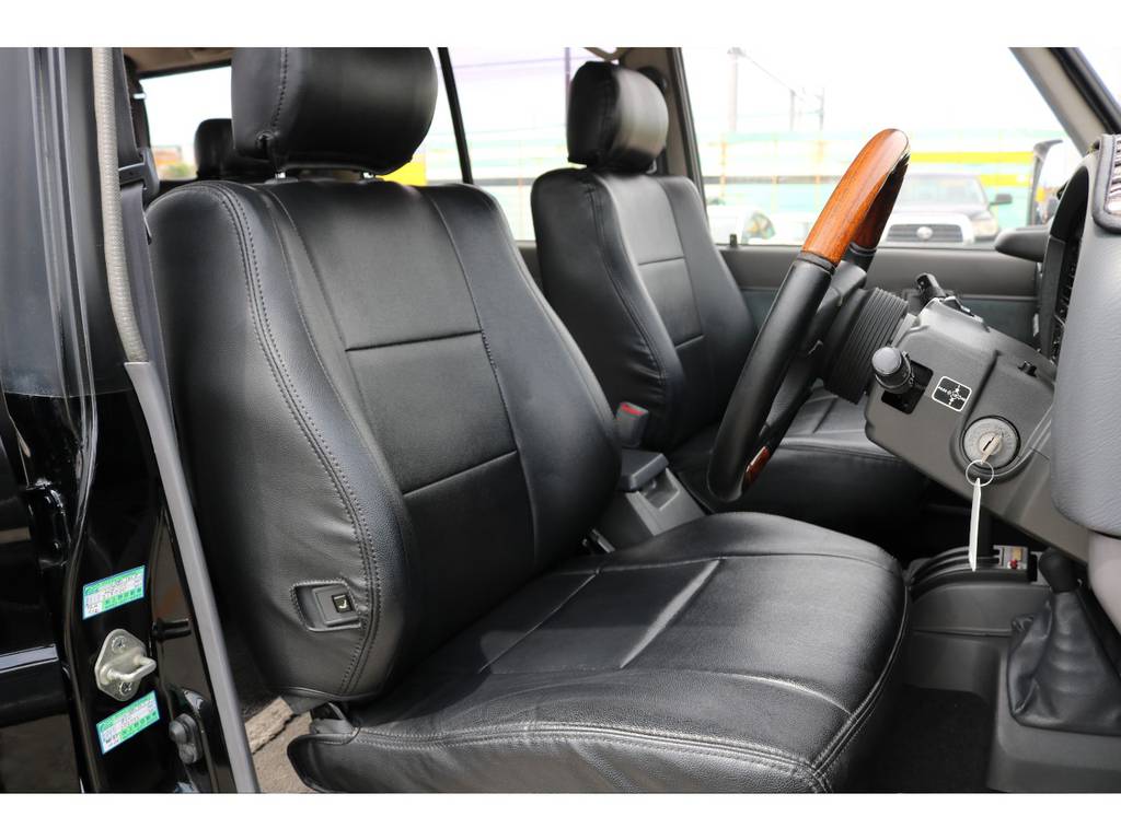 柔らかめのモケットシートが運転疲れも低減！ブラックレザー調シートカバーも装着済み！