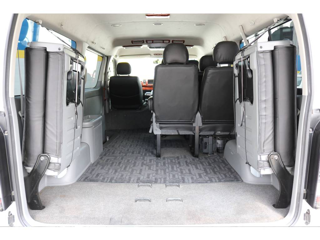 １０人乗りのワゴン！新品シートカバー全席装着！