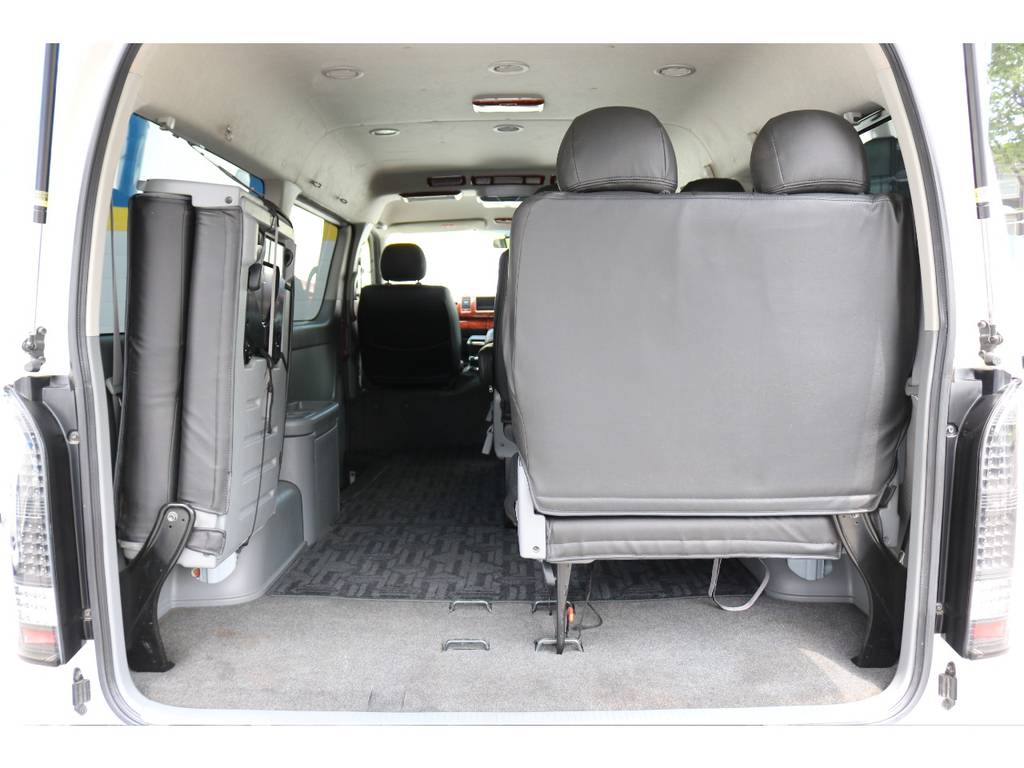 １０人乗りのワゴン！新品シートカバー全席装着！