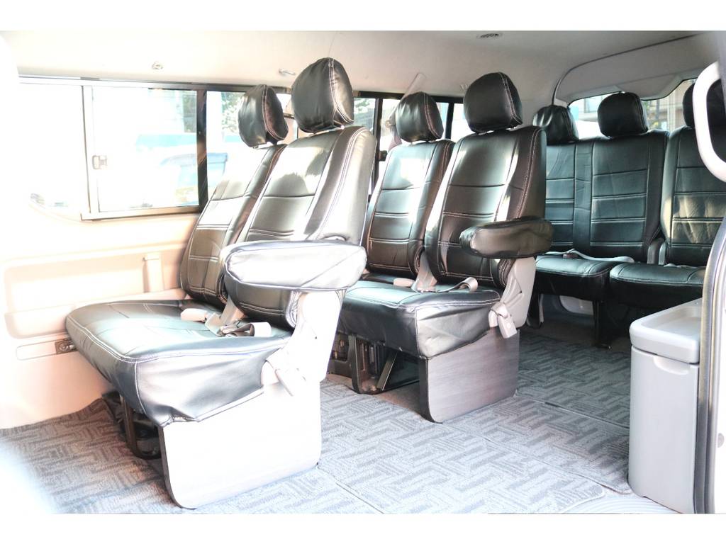 １０人乗りのワゴン！新品シートカバー全席装着！