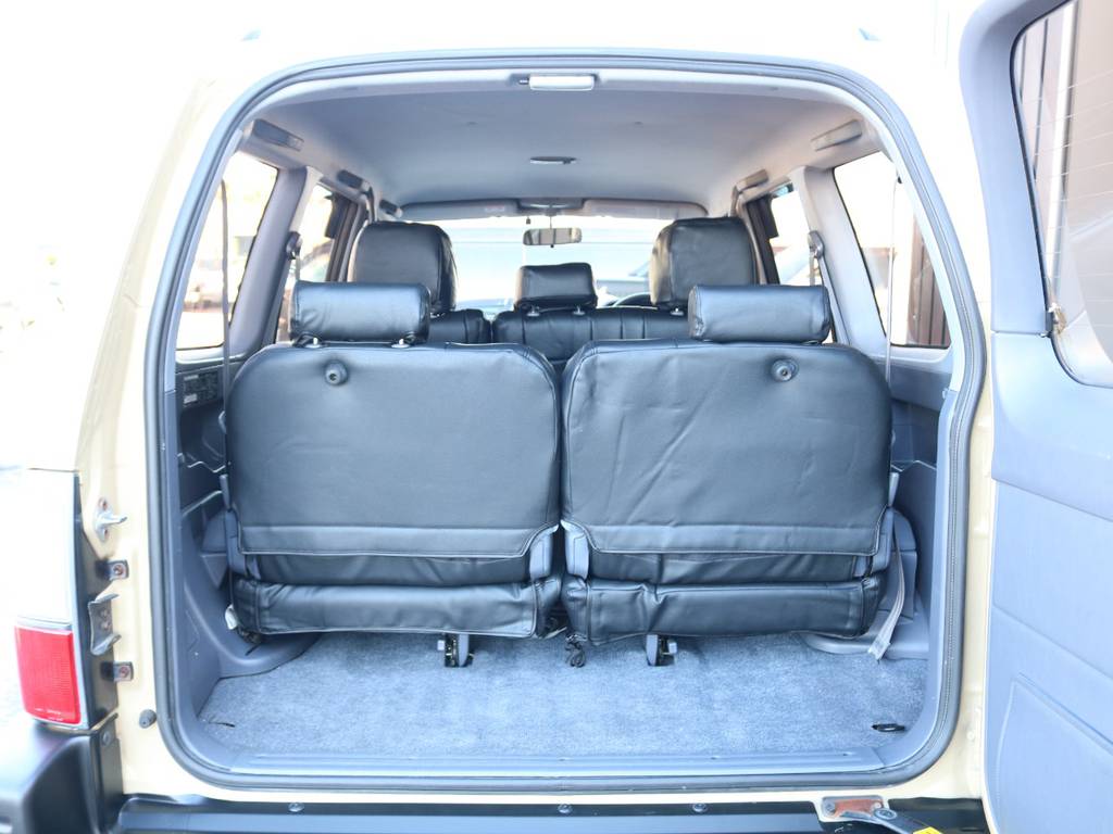 ３列目を出すと荷室は狭くなりますが、大人数での移動には重宝致します☆