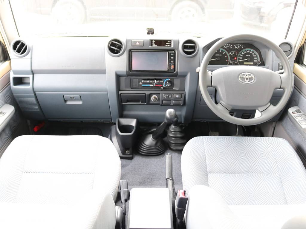 広々したインパネに大きなFガラスで運転視界もグッド！