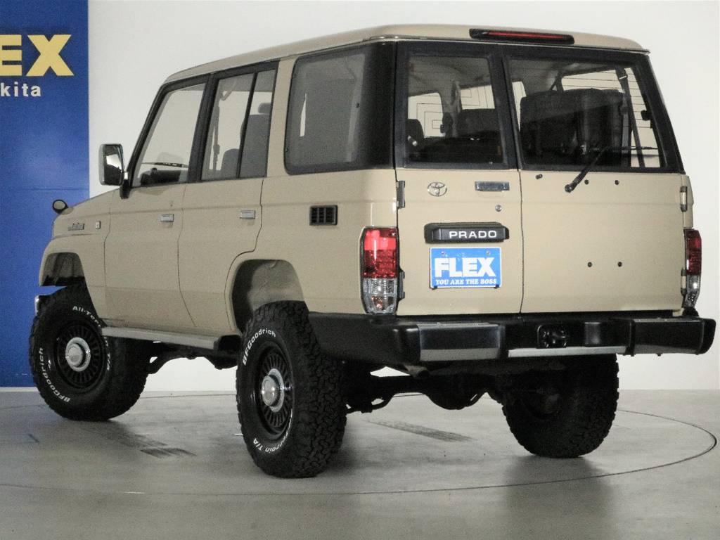 リアゲートは観音扉☆最近の車には無い武骨なフォルム☆
