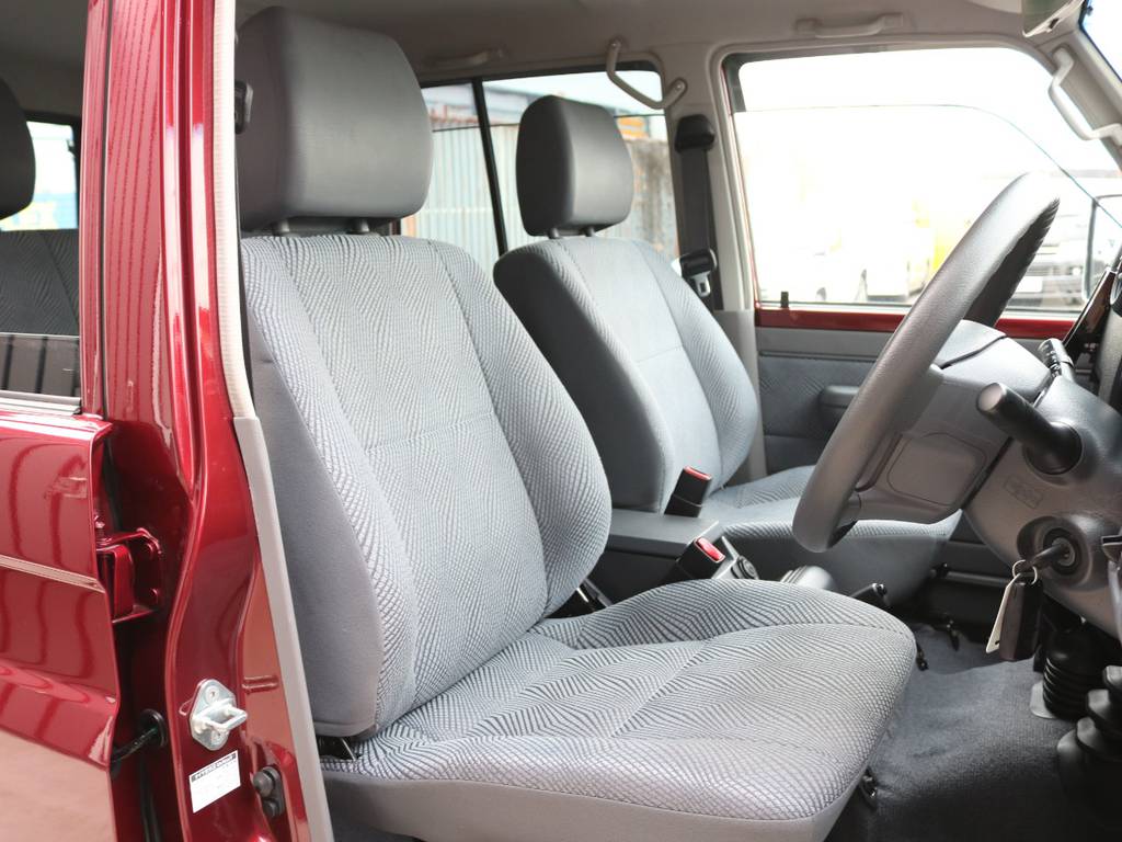 運転席も大きなへたりもなく綺麗に保たれております☆