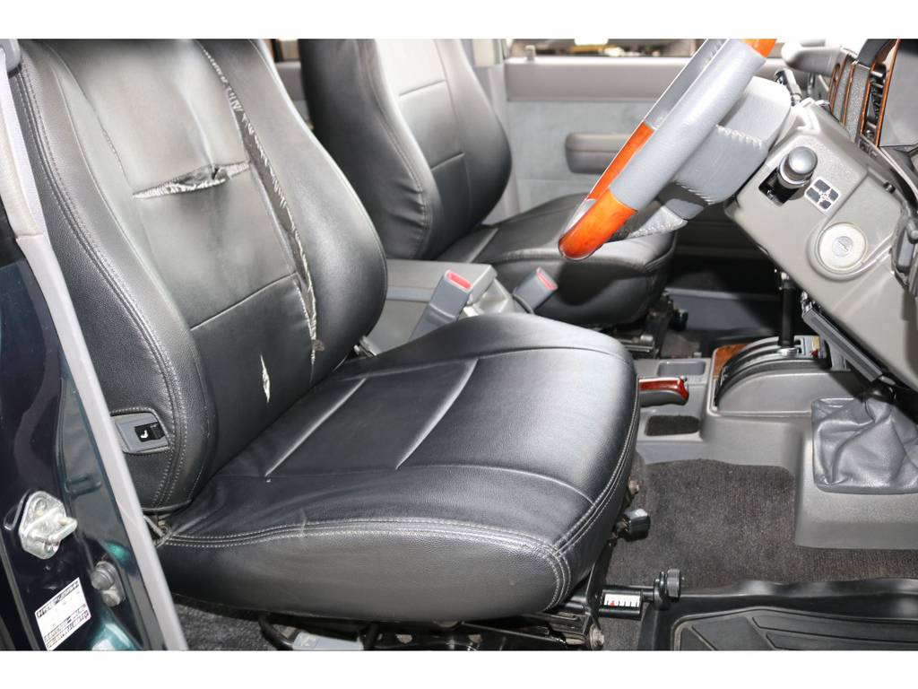 サスペンションシート付き☆運転席はシートカバーの劣化が御座います☆