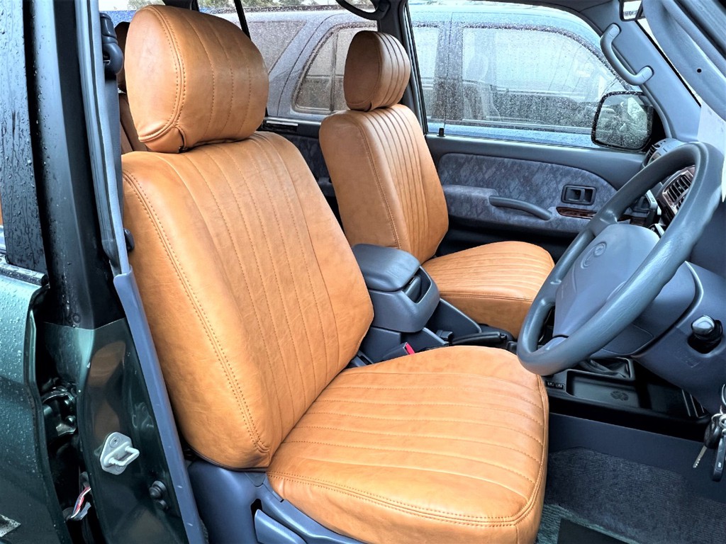 運転席も綺麗な状態です☆