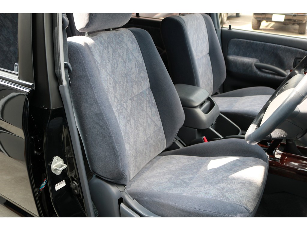 多少のへたりはありますが全体的にキレイな運転席！