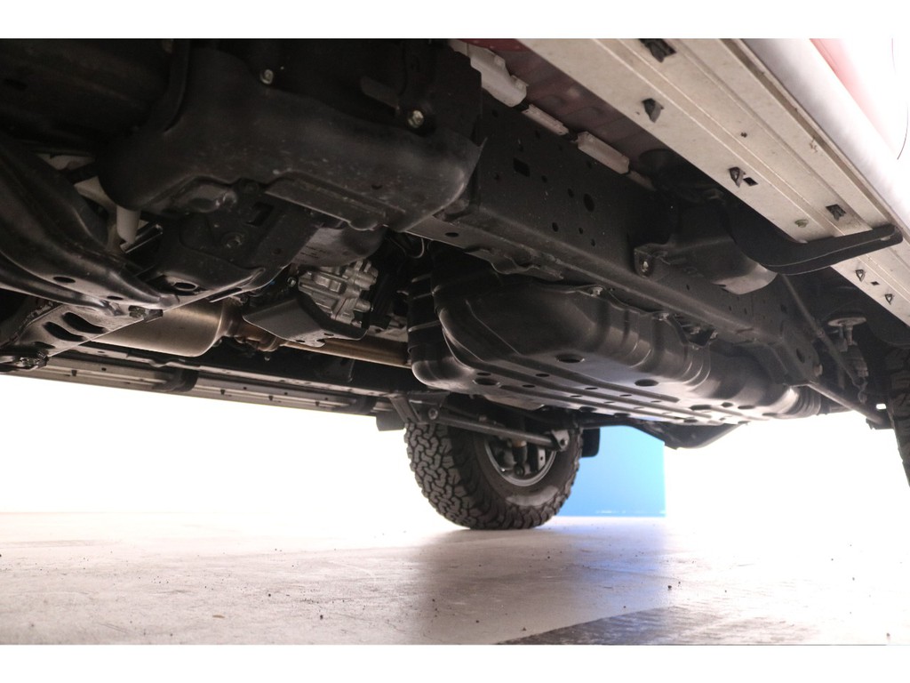 下回りはサビやキズなどは見受けられず、4駆には嬉しいラダーフレーム車！