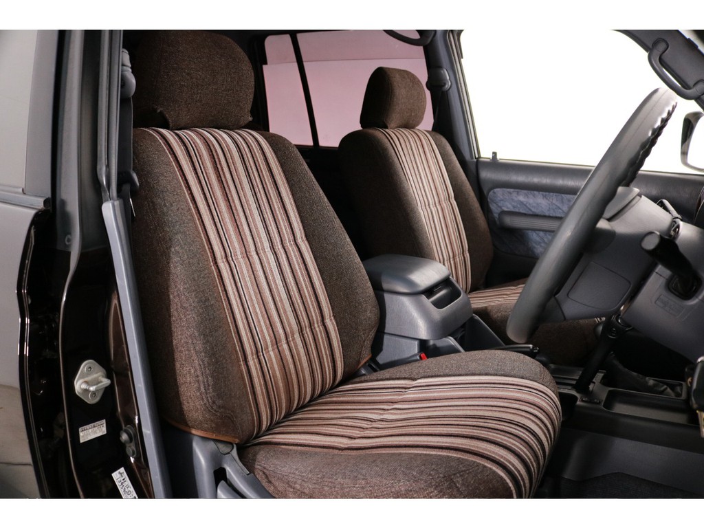 このオリジナルシートカバーに座るだけで運転も楽しくなりますね☆