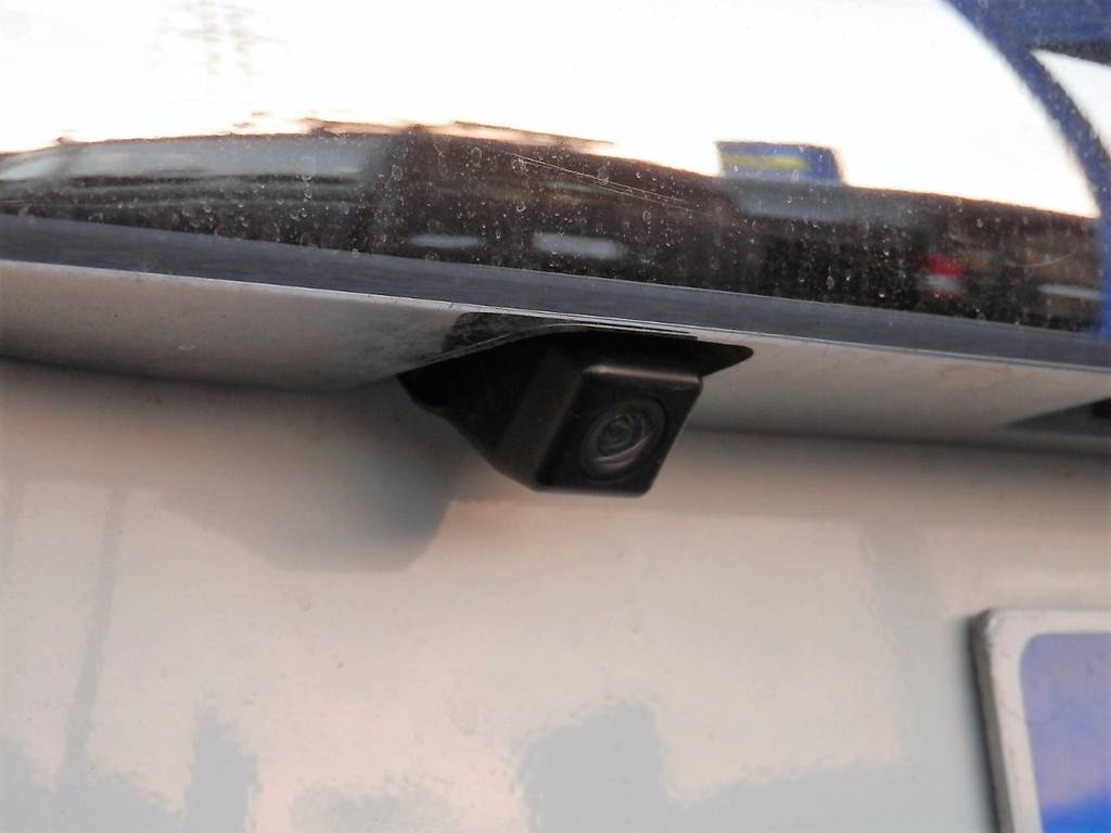 もちろんバックカメラ装備で、車庫入れが苦手な方も安心です♪