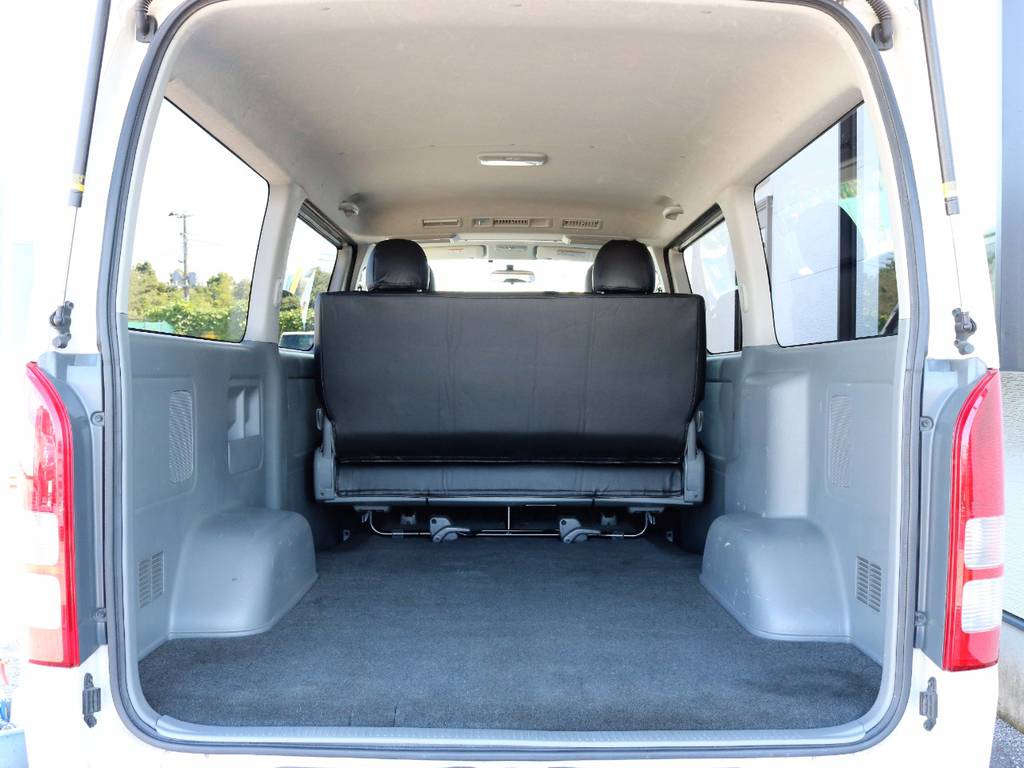 セカンドシートを出した状態でも、とても広い荷室スペースが確保されており、車中泊から趣味など、様々な用途にお使い頂けます♪