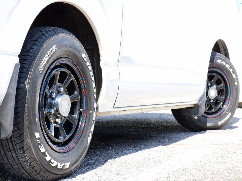 タイヤには、ハイエースカスタムの定番、グットイヤー製ＮＡＳＣＡＲホワイトレタータイヤを装着済みです♪