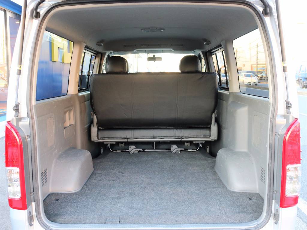 セカンドシートを出した状態でも、とても広い荷室スペースが確保されており、車中泊から趣味など、様々な用途にお使い頂けます♪