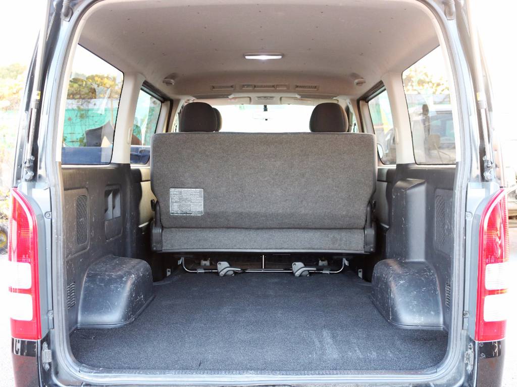 セカンドシートを出した状態でも、とても広い荷室スペースが確保されており、車中泊から趣味など、様々な用途にお使い頂けます♪