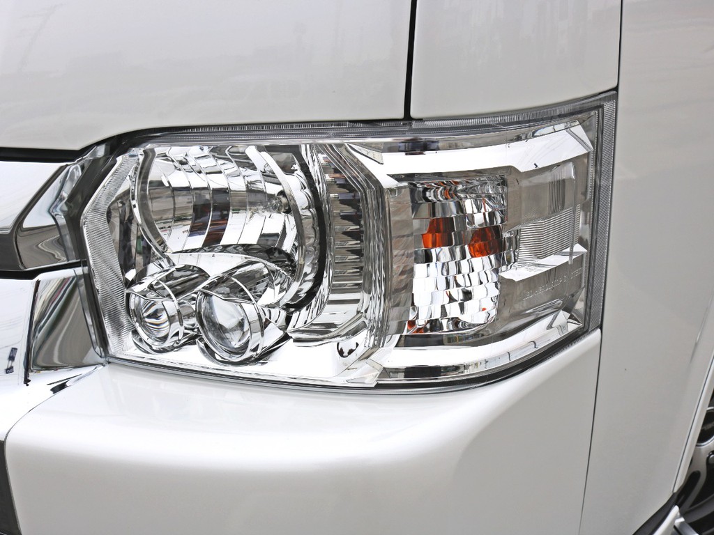 ＬＥＤヘッドランプ完備！　２連プロジェクター式ＬＥＤランプをロービームに設定。オートレベリング機能により先行車・対向車への眩惑防止にも配慮。