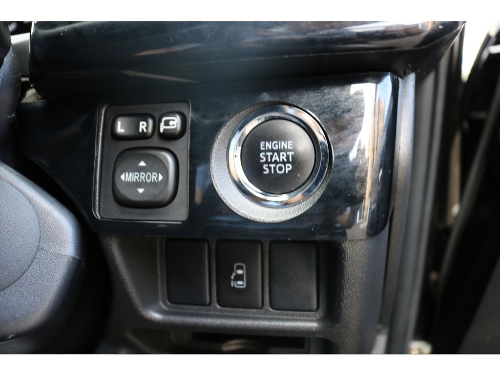 新車時メーカーオプションのスマートエントリー＆スタートシステム・パワースライドドアも完備しております！
